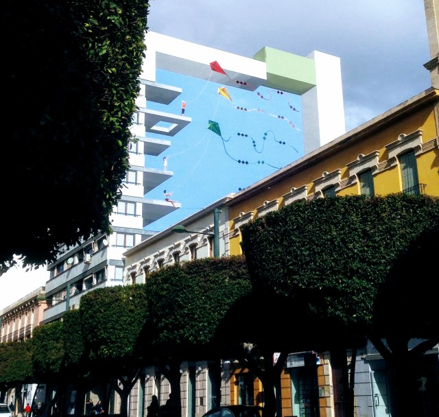 Op het einde van de Paseo de Almeria. "Trompe l'"oeil" of illusie op de zijgevel van een appartement.