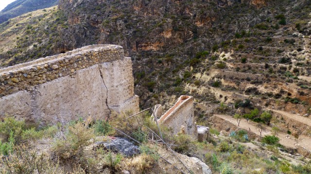 Zicht op de bovenkant van enkele watermolens. Het water viel via een soort schouw naar beneden op het waterrad.