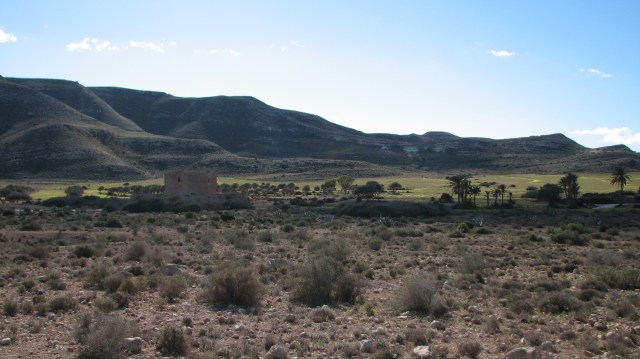 In de verte komt ons tweede richtpunt in zicht: het castillo de Rodalquilar. 