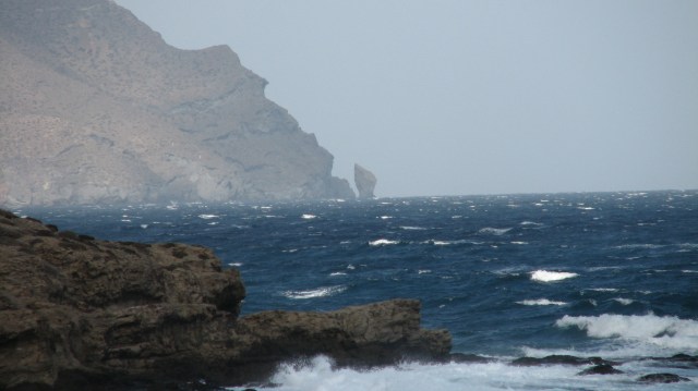 Bij klaar weer zie je als je achterom kijkt La Polacra. 