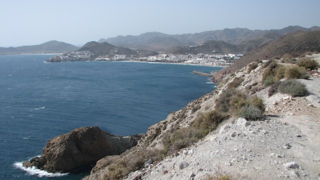 Na een dik uur fietsen en stappen zien we eindelijk San José liggen. Het is dan nog een onverantwoord moeilijke afdeling met de fiets aan de hand.