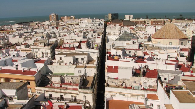 Beeld van het oude Cadiz vanop de Tavira toren. Op deze toren staat een camera obscura. Men kan er via een telescoop de ganse omgeving bekijken.