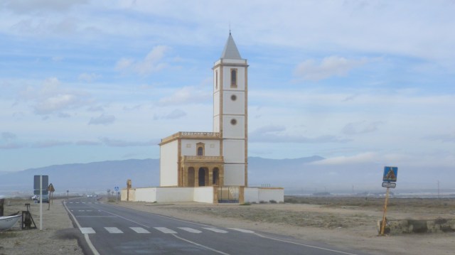 Langs het strand staat een heel mooi kerkje. Het staat daar als het ware heel alleen naast de zoutwinning. Het werd gerestaureerd maar is maar zelden open.