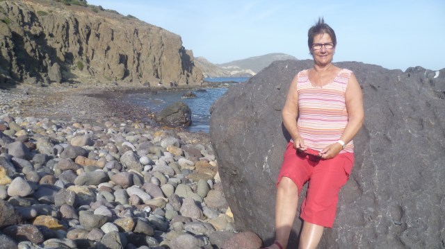 Het eindpunt is een keienstrand. Niet al te groot. Bij een rustige zee kun je er gaan zwemmen maar dan moet je wel zeepantoffels aandoen.