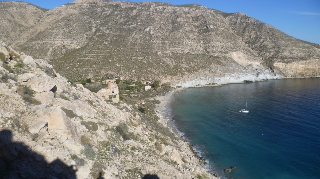 De baai komt in zicht met de ruine van een vervallen fort.