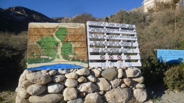 Op het strand: uitvoerige instructies in verband met het toiletgebruik en de vuilnisophaling.