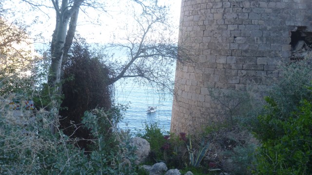 Een laatste idylisch zicht op de baai met een yacht dat er zal overnachten en een deel van het fort.