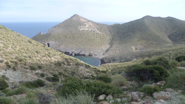 Vanaf de top van de heuvel zie je beneden het strandje liggen.