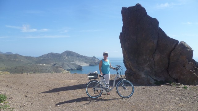 We wandelden al eens naar boven samen met Rita en Romain. Op deze plek hebben we toen foto's genomen. Nu doen we het nog eens over met onze fantastische electrische Flyers fietsen erbij.
