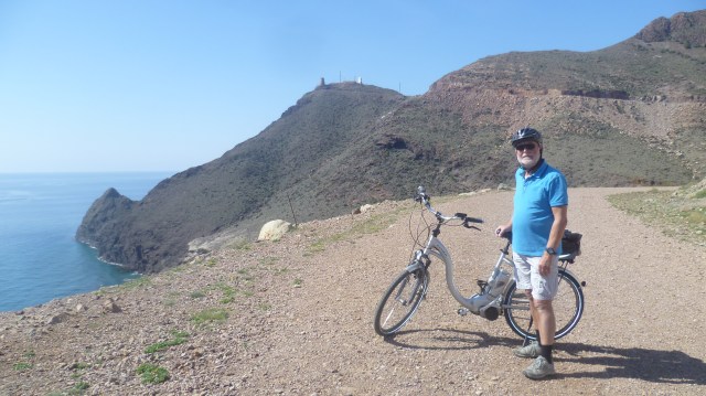 Achter mij zie je het hoogste punt van onze fietstocht.