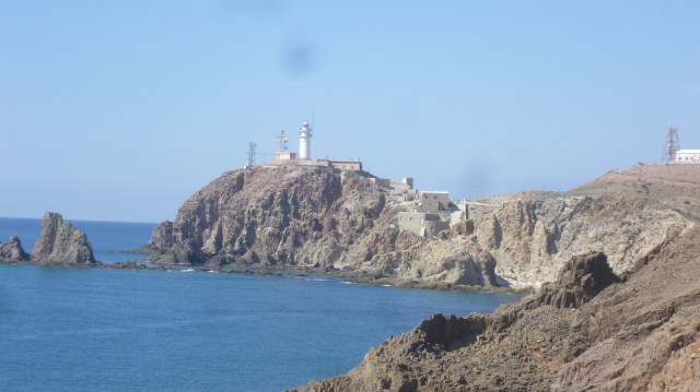 Met de auto reden we al dikwijls naar de vuurtoren van Cabo de Gata die je hier in de verte ziet. Het is steeds een mooi tocht waarvan we dachten dat hij heel hoog eindigde; Maar dat blijkt niet juist. Je kunt nog veel verder rijden. Dat hebben we nu dus ontdekt.