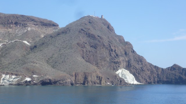 Hier zien we dan eindelijk het beroemde "Vela Blanca". Je moet om het te zien stoppen bij een klein strandje voorbij Cabo De Gata vuurtoren en de Torre de la Vela Blanca.