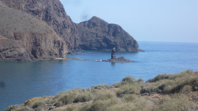 Voor de Vela Blanca is er nog een bezienswaardigheid. Een rotsblok in de vorm van een duim. Dedo. Hier duidelijk op de foto te zien.