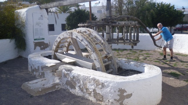 Via Pozo De Los Frailes en zijn beroemde waterput (pozo) reden we terug naar San Jose waar de auto op ons wacht.