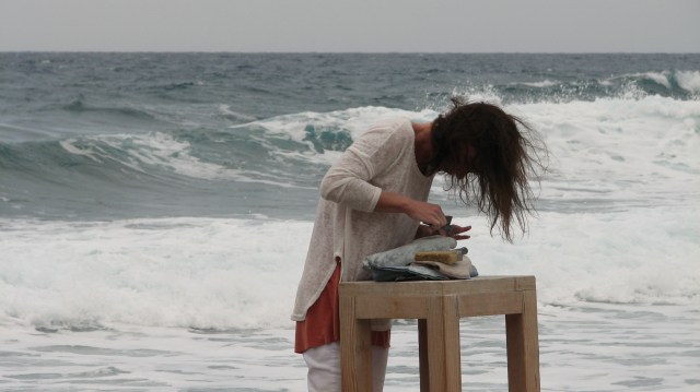 De beeldhouwers werken meestal op het strand bij het resort.