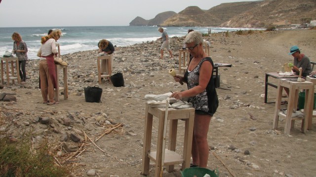 Op het strand aan het werk.