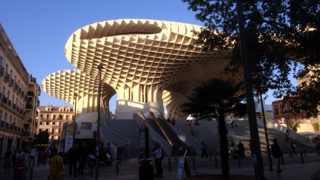 Sevilla heeft ook een moderne blikvanger. De Metropol Parasol. Een in hout opgetrokken constructie. Bovenaan loopt een wandelpad van waaruit je de zeer nabije oude stadskern kunt zien. 