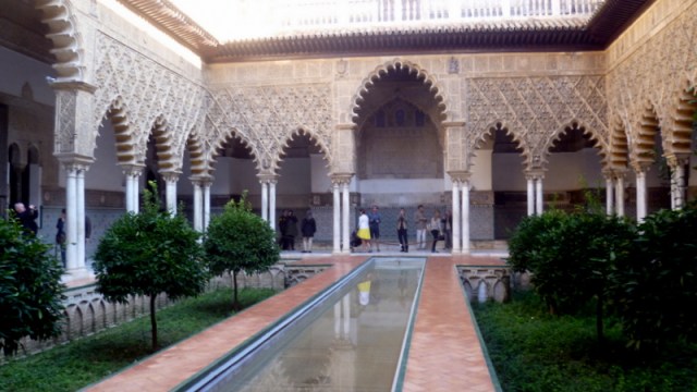 Het Real Alcazar naast de kathedraal maakt indruk en vinden wij minstens zo mooi als het Alhambra in Granada.