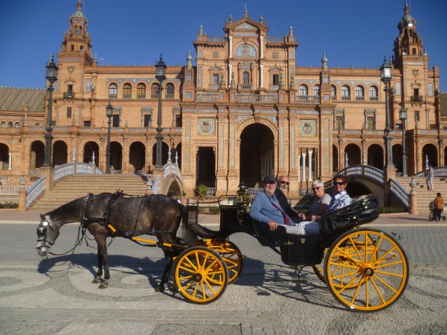 Na een vermoeiende voormiddag deden we het rustig aan door ons te laten rondvoeren in een van de talrijke koetsjes. Maar echt rustig was het niet wegens teveel autoverkeer op het parcours van de rondrit.