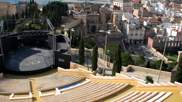 Naast het oude theater bouwde Cartagena ook een nieuw theater. Op deze foto zie je beide gelijktijdig.
