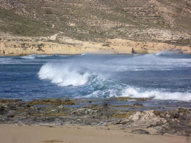 Veel wind en wegwaaiende golfkruinen.
