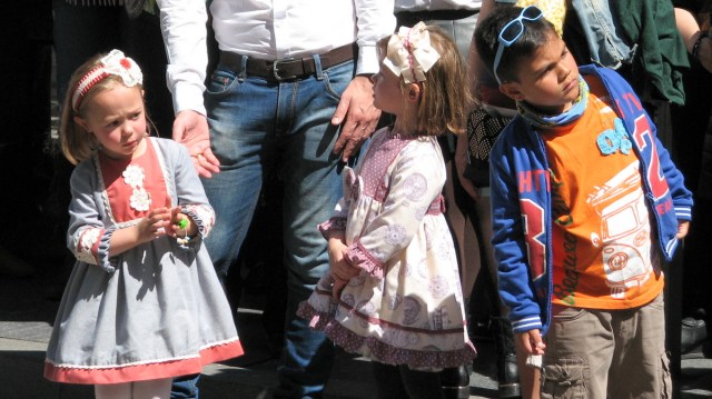 Kinderen op hun paasbest langs het parcours.