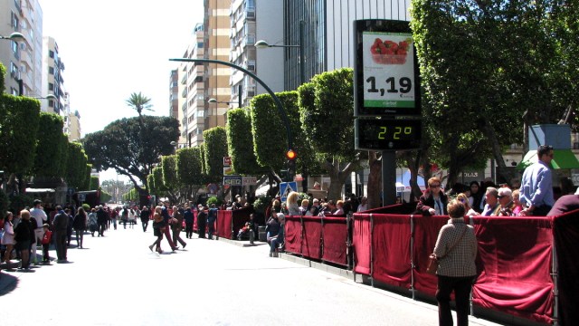 Langsheen een deel van de hoofdstraat staan tribunes. 