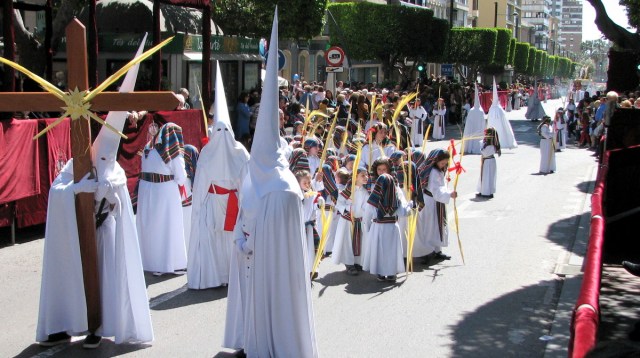 De talrijke figuren met puntmutsen (de kleur verschilt volgens de broederschap) zouden een verwijzing zijn naar de tijd dat de broederschappen mensen in tijden van pest verzorgden.