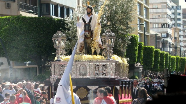 Het eerste beeld (paso) was christus op zijn ezel. Een geweldig beeld dat enorm zwaar weegt en het uiterste van de dragers vraagt.