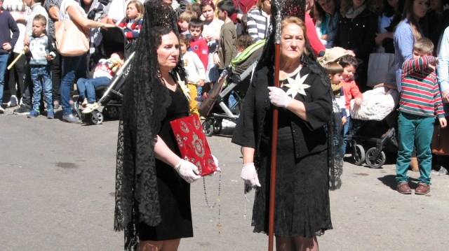 Ook veel dames hebben een grote rol. Met mantilla en traditionele spaanse pronkkledij.