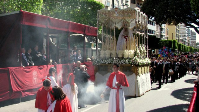 Het tweede beeld dat we zagen voorbijkomen was een beeld van Maria. Te zien aan de schoenen van de dragers waren het jongelui die dit beeld door de stad droegen. Reken toch op een parcours van drie uren en je kunt al vermoeden dat dit een zware klus is. (letterlijk ook)