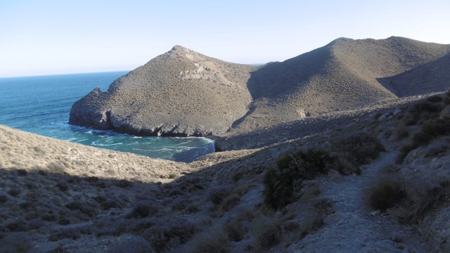 Cala Bergabtin. Als je er naatoe wilt volg je mijn pad. Maar beneden ga je dan eerst naar links tot aan zee. Daarna terugkeren en de wandeling verder zetten.