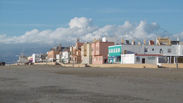 San Miguel de Cabo de Gata. Strandpromenade.